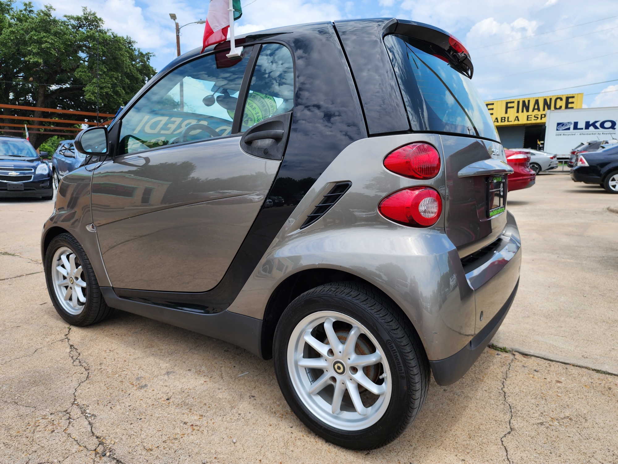 2009 GRAY /BLACK smart Fortwo PASSION (WMEEJ31X49K) , AUTO transmission, located at 2660 S.Garland Avenue, Garland, TX, 75041, (469) 298-3118, 32.885551, -96.655602 - Welcome to DallasAutos4Less, one of the Premier BUY HERE PAY HERE Dealers in the North Dallas Area. We specialize in financing to people with NO CREDIT or BAD CREDIT. We need proof of income, proof of residence, and a ID. Come buy your new car from us today!! This is a Very clean 2009 SMART FORTW - Photo #5